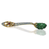 A UNIQUE CARVED EMERALD AND ENAMEL SPOON -    - Fine Jewels and Objets d'Art