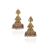 A PAIR OF GOLD EAR PENDANTS -    - Fine Jewels and Objets d'Art