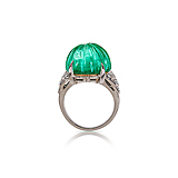 AN EMERALD AND DIAMOND RING -    - Spring Auction of Fine Jewels