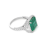 AN IMPRESSIVE EMERALD AND DIAMOND RING -    - Auction of Fine Jewels and Watches