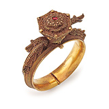 AN IMPRESSIVE GOLD BANGLE -    - Auction of Fine Jewels & Watches