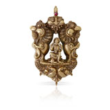 A GOLD REPOUSSÉ PENDANT -    - Autumn Auction of Fine Jewels and Silver