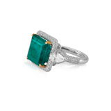 AN IMPRESSIVE EMERALD AND DIAMOND RING -    - Autumn Auction of Fine Jewels and Silver