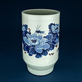 CHINESE PORCELAIN VASE WITH TAPERED FOOT -    - Asian Art