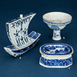 SET OF THREE BLUE AND WHITE PORCELAIN ASSORTED PIECES - Asian Art