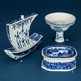 SET OF THREE BLUE AND WHITE PORCELAIN ASSORTED PIECES -    - Asian Art