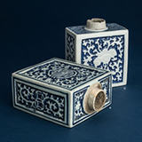 SET OF TWO BLUE AND WHITE PORCELAIN CONTAINERS -    - Asian Art