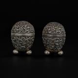 Set of two salt shakers by OOMERSI MAWJI -    - Online Auction of Fine Jewels and Silver